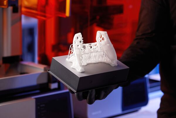 Strahlend weißes Resin für professionelle 3D-Drucke – White Resin V5 von Formlabs.
