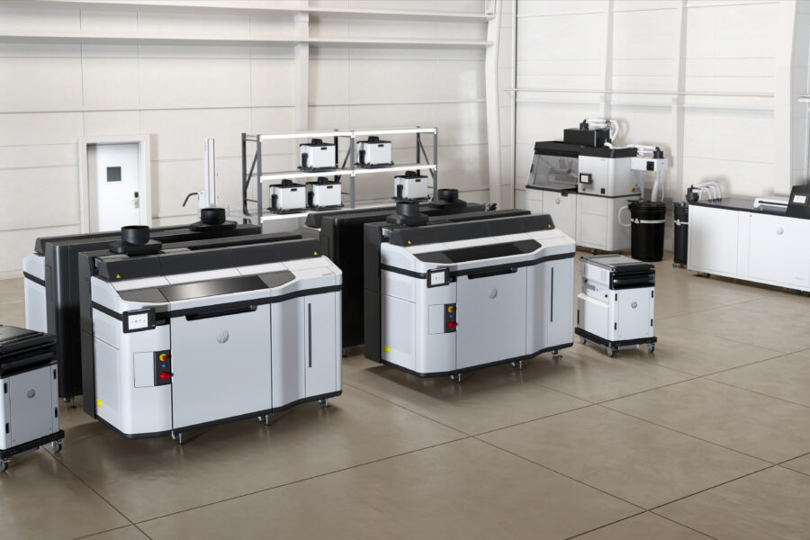 Der HP Jet Fusion 5600 ist die fortschrittlichste Lösung für die additive Fertigung. Mit einem **Bauraum von 380 x 284 x 380 mm** und einer Druckgeschwindigkeit von bis zu **5058 cm³ pro Stunde** eignet sich der Drucker perfekt für Prototypen und Serienfertigung.