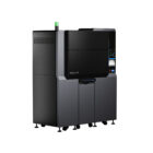 Formlabs Fuse X1 in Frontansicht links für industrielle SLS-Fertigung mit großem Bauvolumen und hoher Produktivität