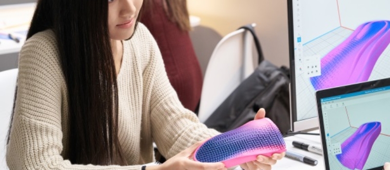 Freiheit im Produktdesign 3D Druck bietet die aktuell höchstmögliche Gestaltungsfreiheit Ihrer Produkte. Selbst mechanische Funktionen können in das Produktdesign berücksichtig werden. Durch den Einsatz der eigens entwickelten und einzigartigen HP Voxel Technologie, können Pixel genaue Materialeigenschaften realisiert werden.